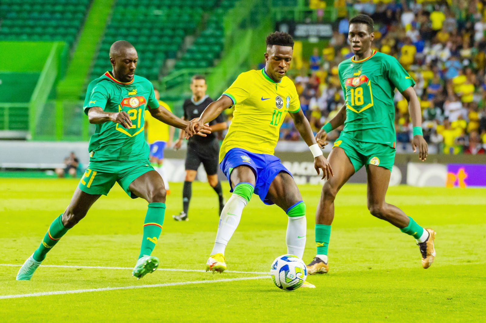 Sabaly, durante un partido con Senegal ante Brasil