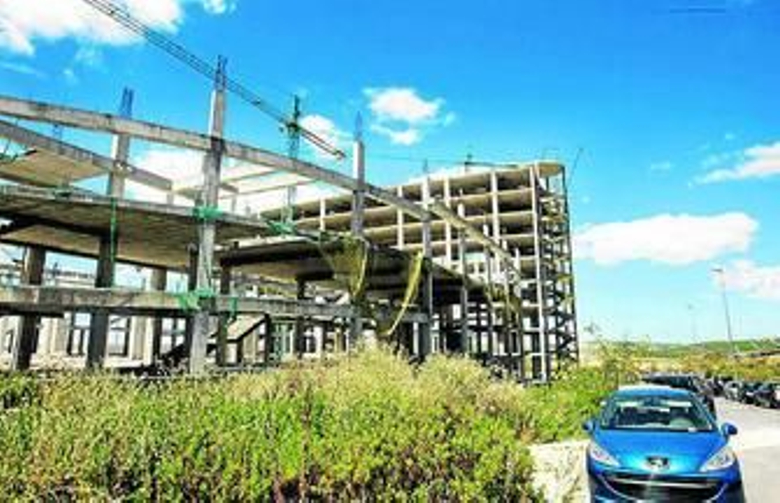 Valla ofreciendo un solar hotelero junto a la entrada del campo de golf.