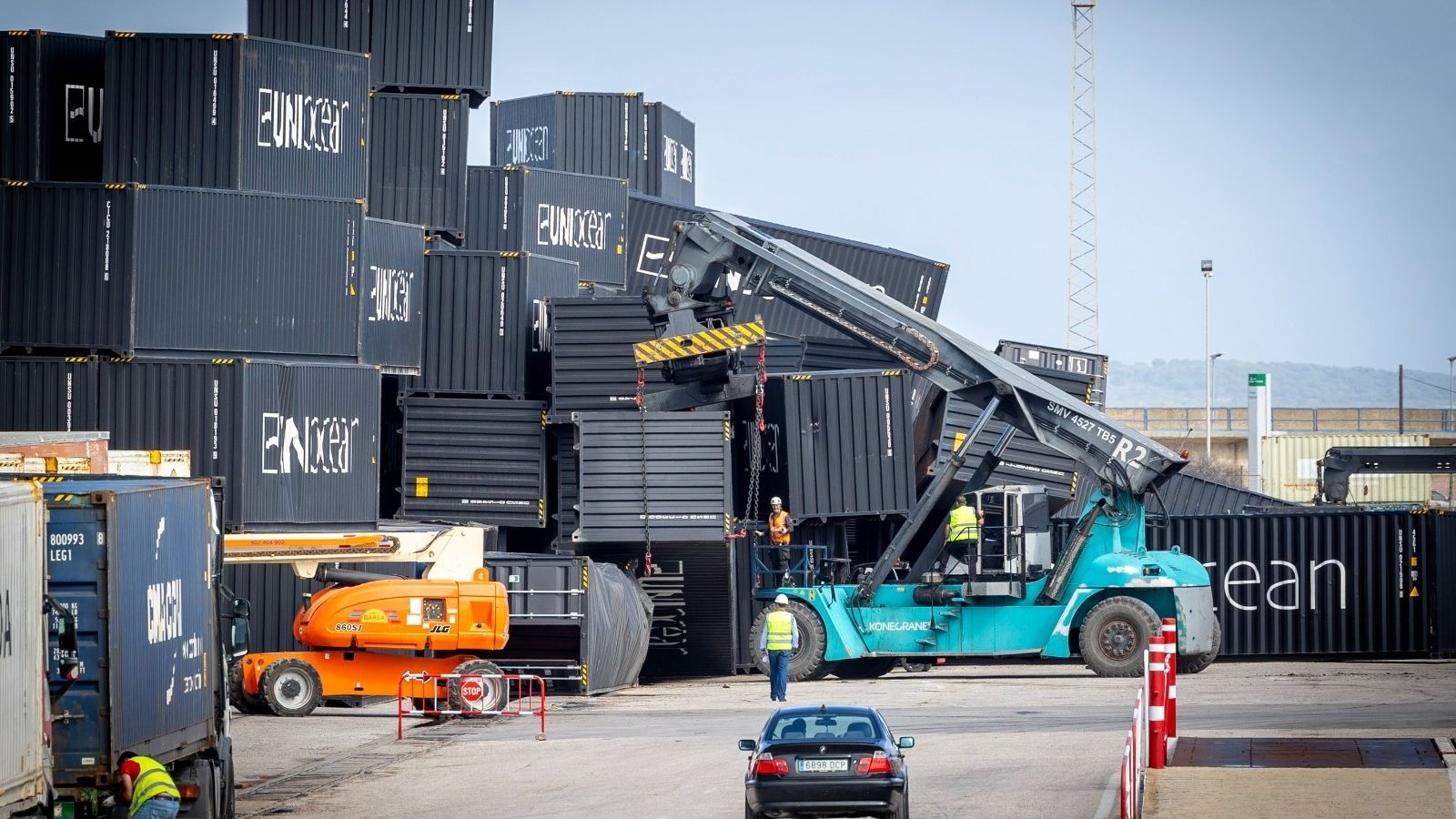 El temporal de estos días provocó la caída de numerosos contenedores en el Muelle Reina Sofía de Cádiz.