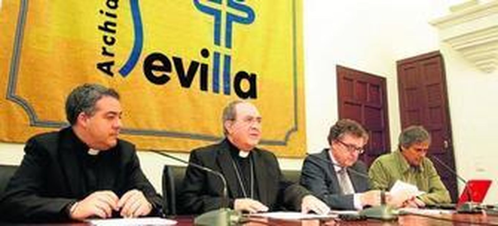 Adrián Ríos, delegado de Medios, monseñor Asenjo, el ecónomo, Alberto Benito, y el arquitecto, Francisco Jurado, durante la rueda de prensa.