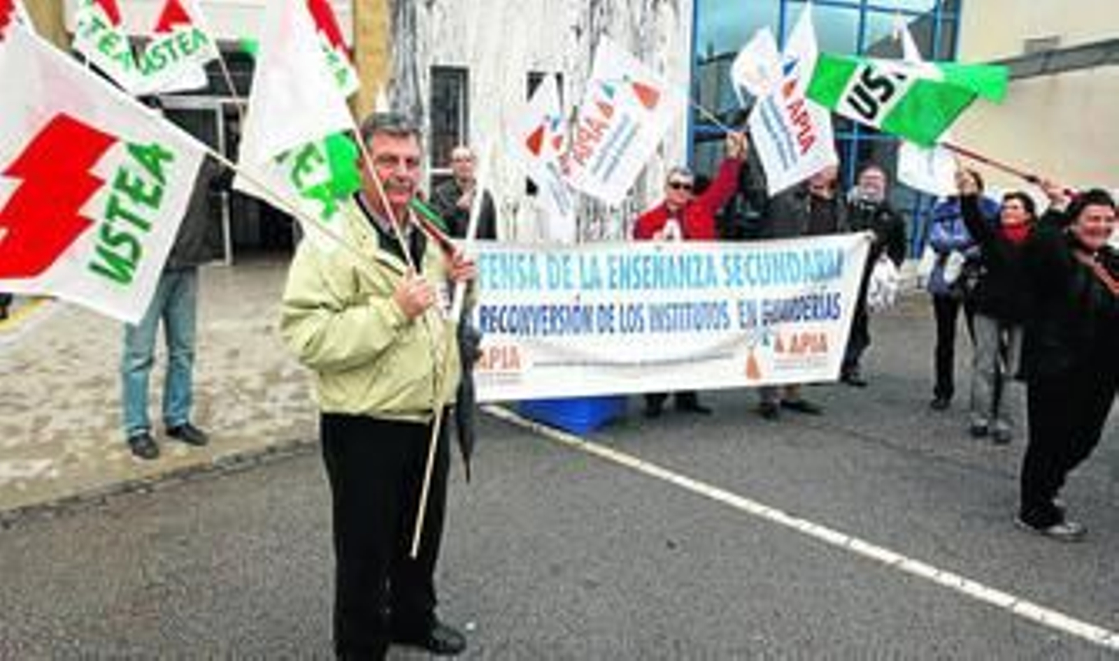 Afiliados de Ustea, APIA y CGT se manifiestan ante el Parque de las Ciencias de Granada, ayer, contra el nuevo proyecto del ROC.