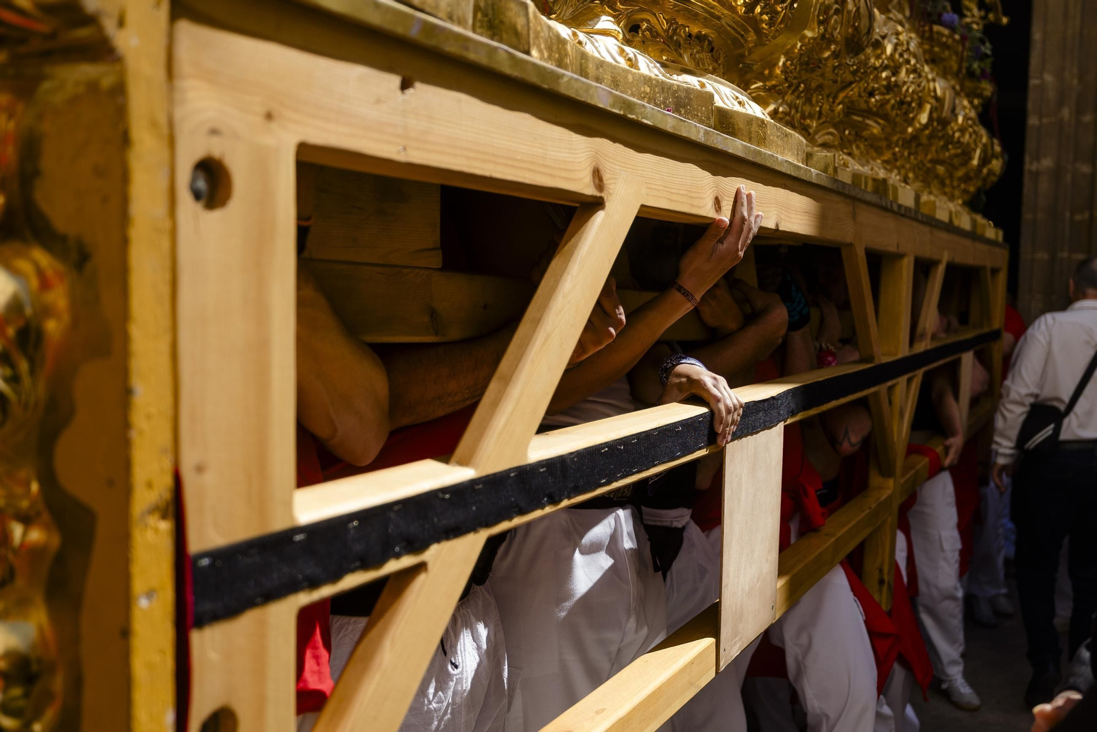 Imágenes de la salida de Sentencia en la Semana Santa de Cádiz 2025