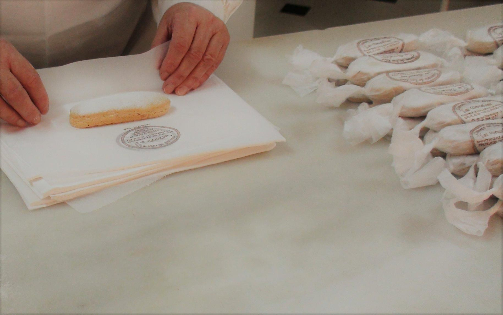 Una hermana prepara dulces.