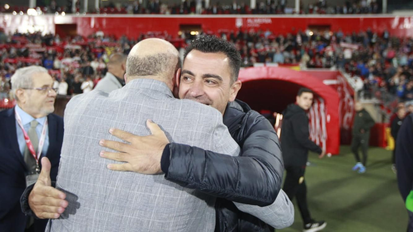 Pepe Mel y Xavi se abrazan antes del inicio del encuentro.