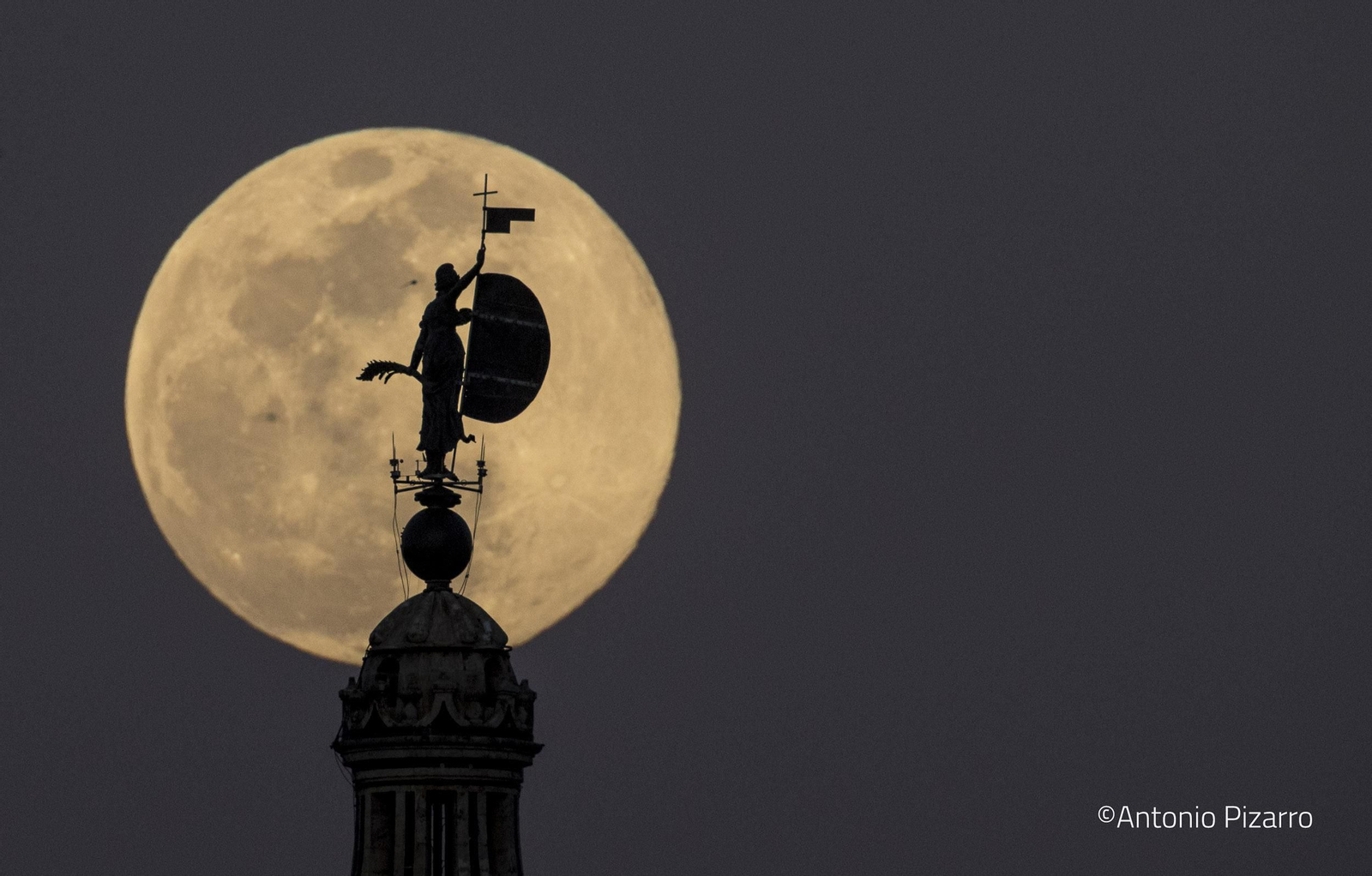 Las imágenes de la superluna de marzo en Sevilla