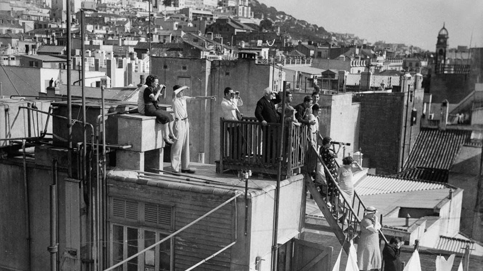 Gibraltareños y refugiados españoles observan el bombardeo desde el Peñón.