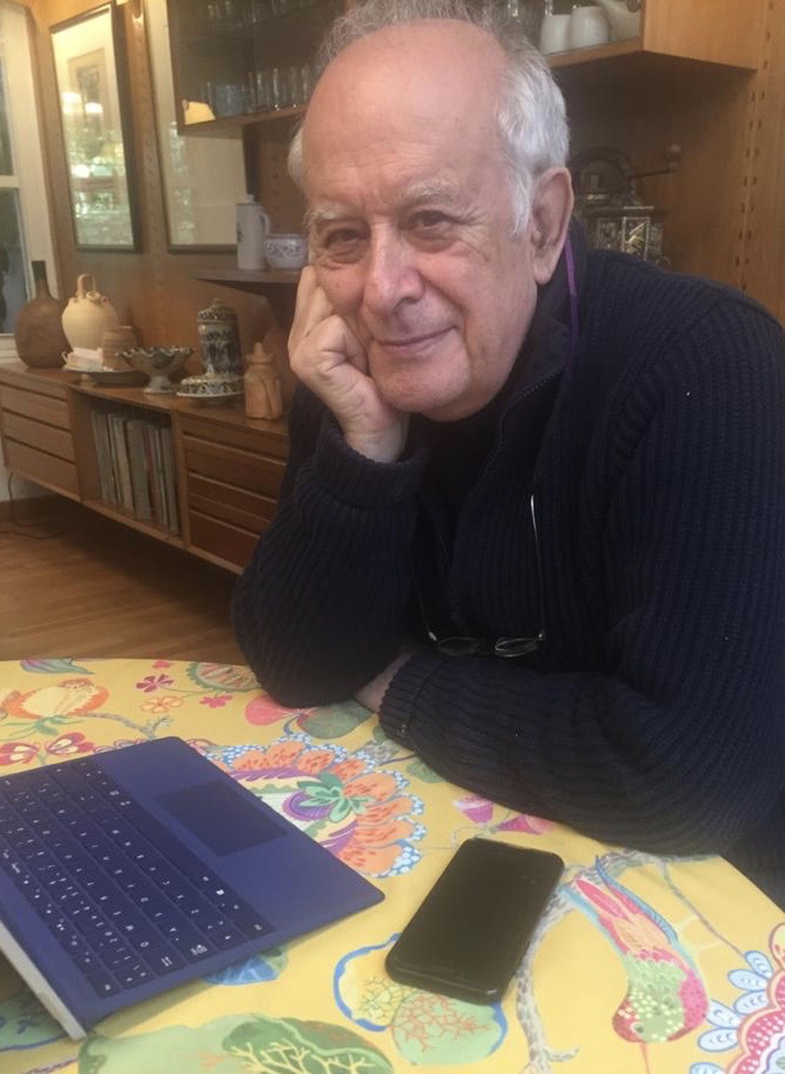 José Seguí, junto a su ordenador portátil en su vivienda.