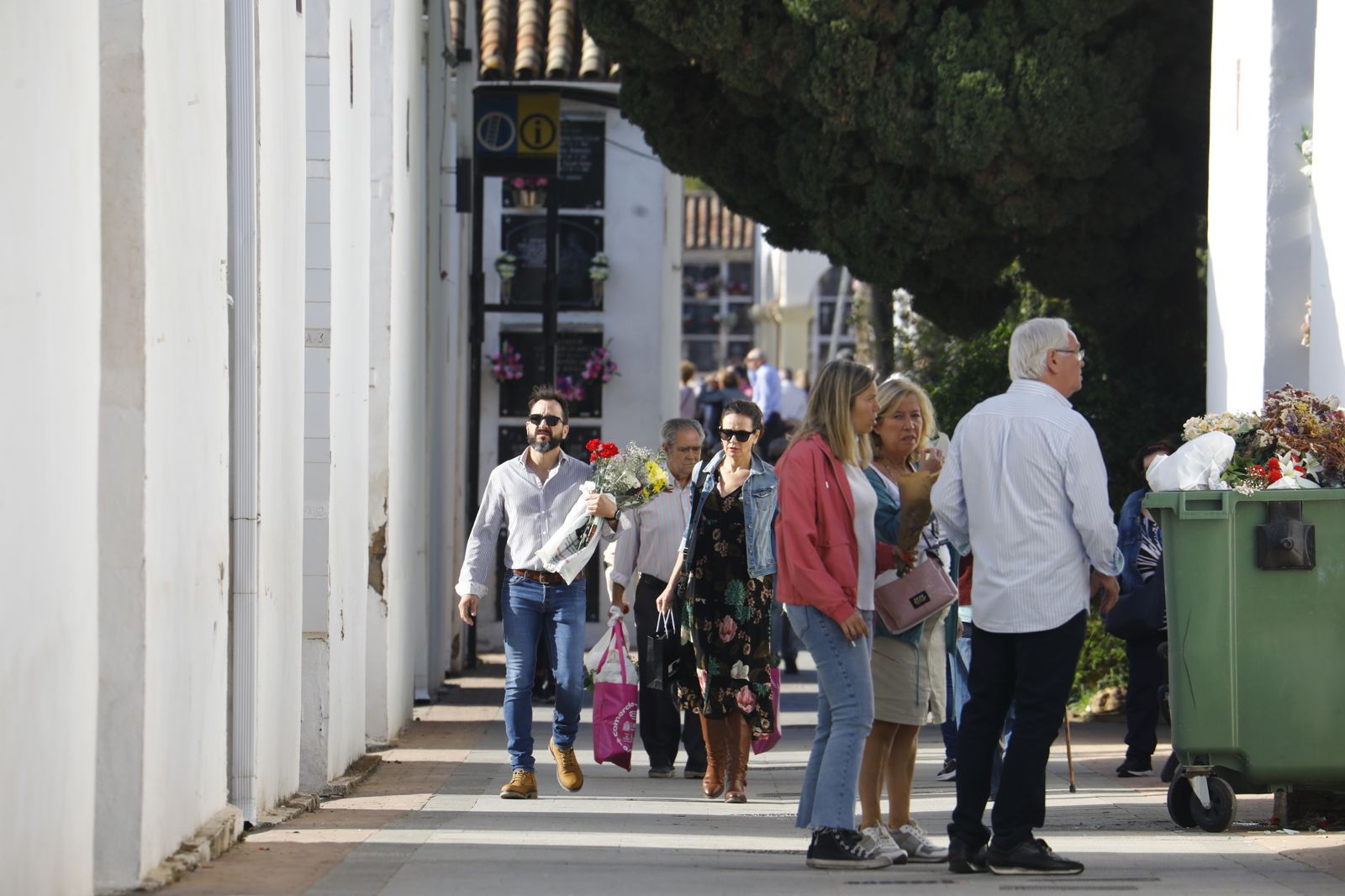 Las imágenes del día de Los Santos en los cementerios de Córdoba