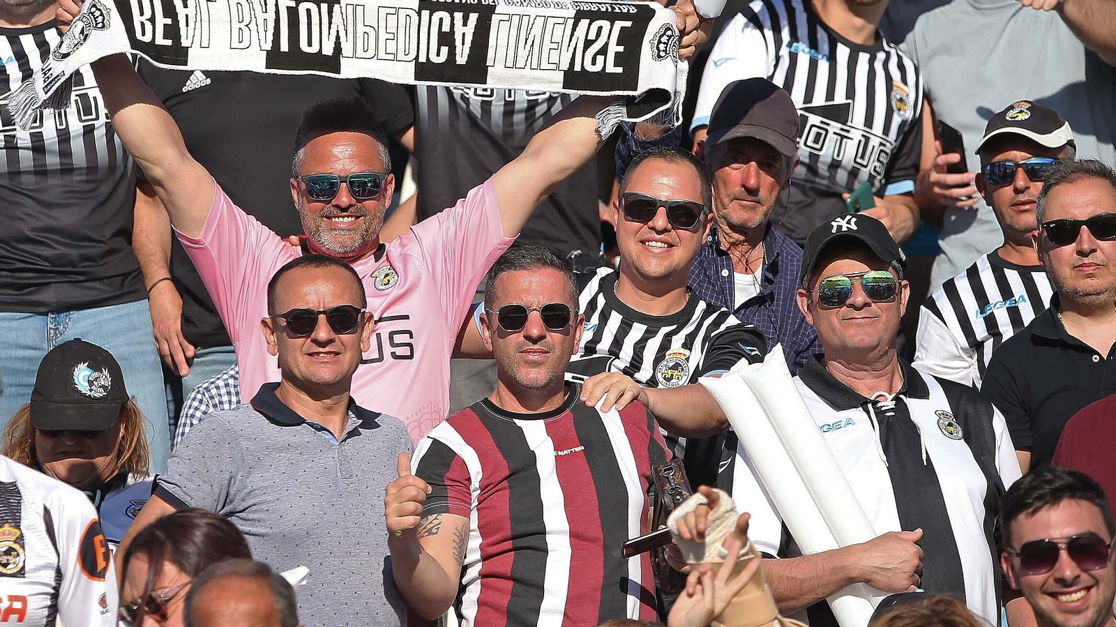 Fotos de la afición durante el Balona - Algeciras en el estadio municipal de La Línea