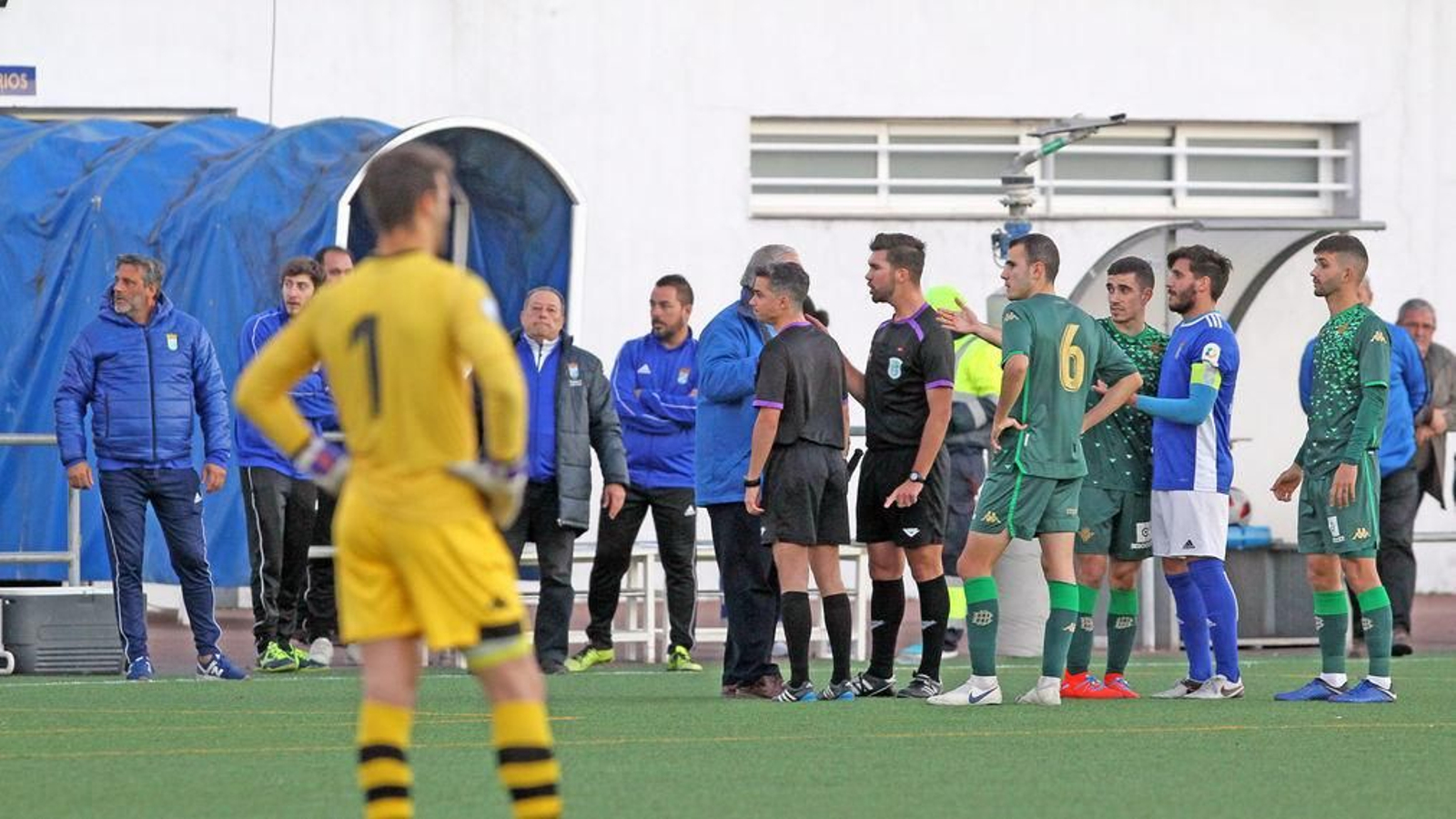 El árbitro del partido dialoga con jugadores de los dos equipos. El árbitro del partido dialoga con jugadores de los dos equipos.