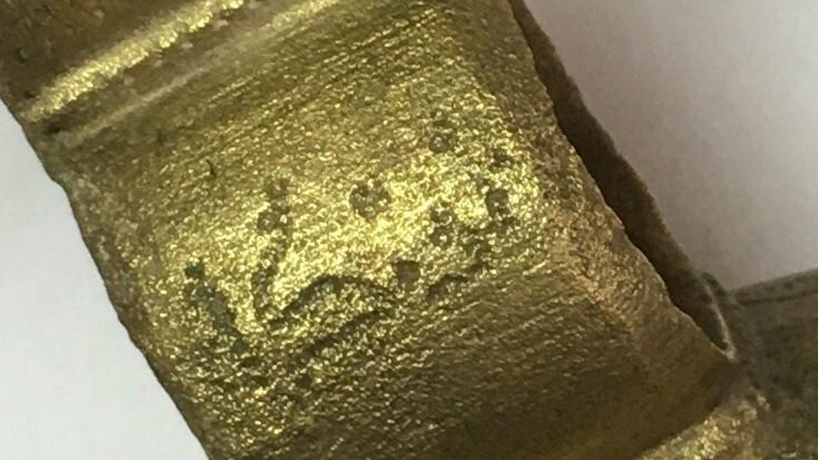 Detalle de la firma en el candil.