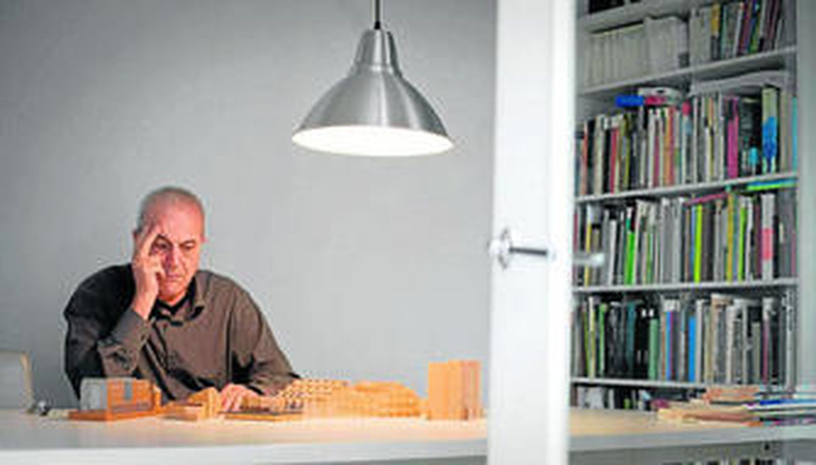 Antonio Cruz, en el estudio sevillano de la calle Santas Patronas, que comparte con Antonio Ortiz desde hace décadas.