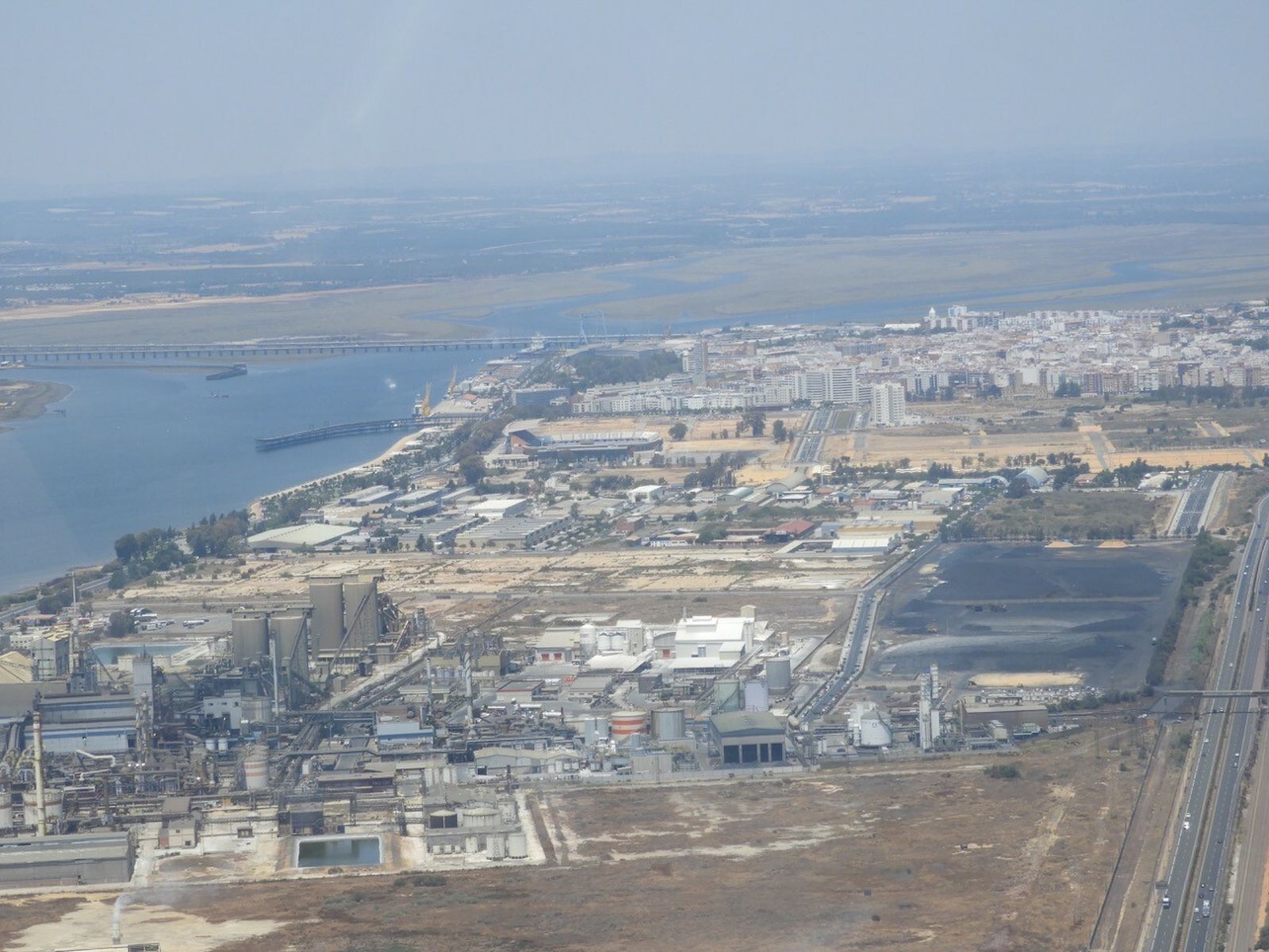 Imagen de la Punta del Sebo, de donde procede gran parte de las emisiones industriales que llegan a Huelva.