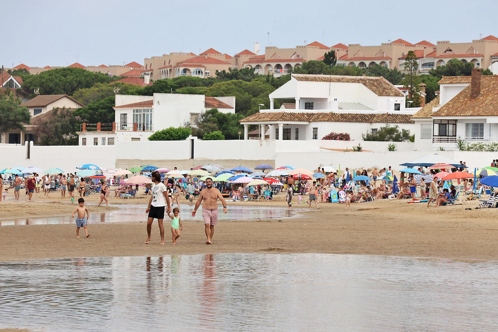 Imágenes del ambiente en las playas de Huelva en la mañana de domingo
