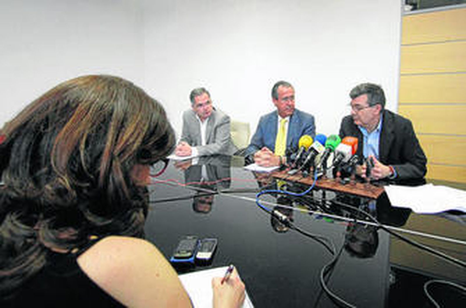 Comparecencia de ayer de Diego González de la Torre, con Luis Ángel Fernández a su izquierda y Jacinto Muñoz a su derecha.