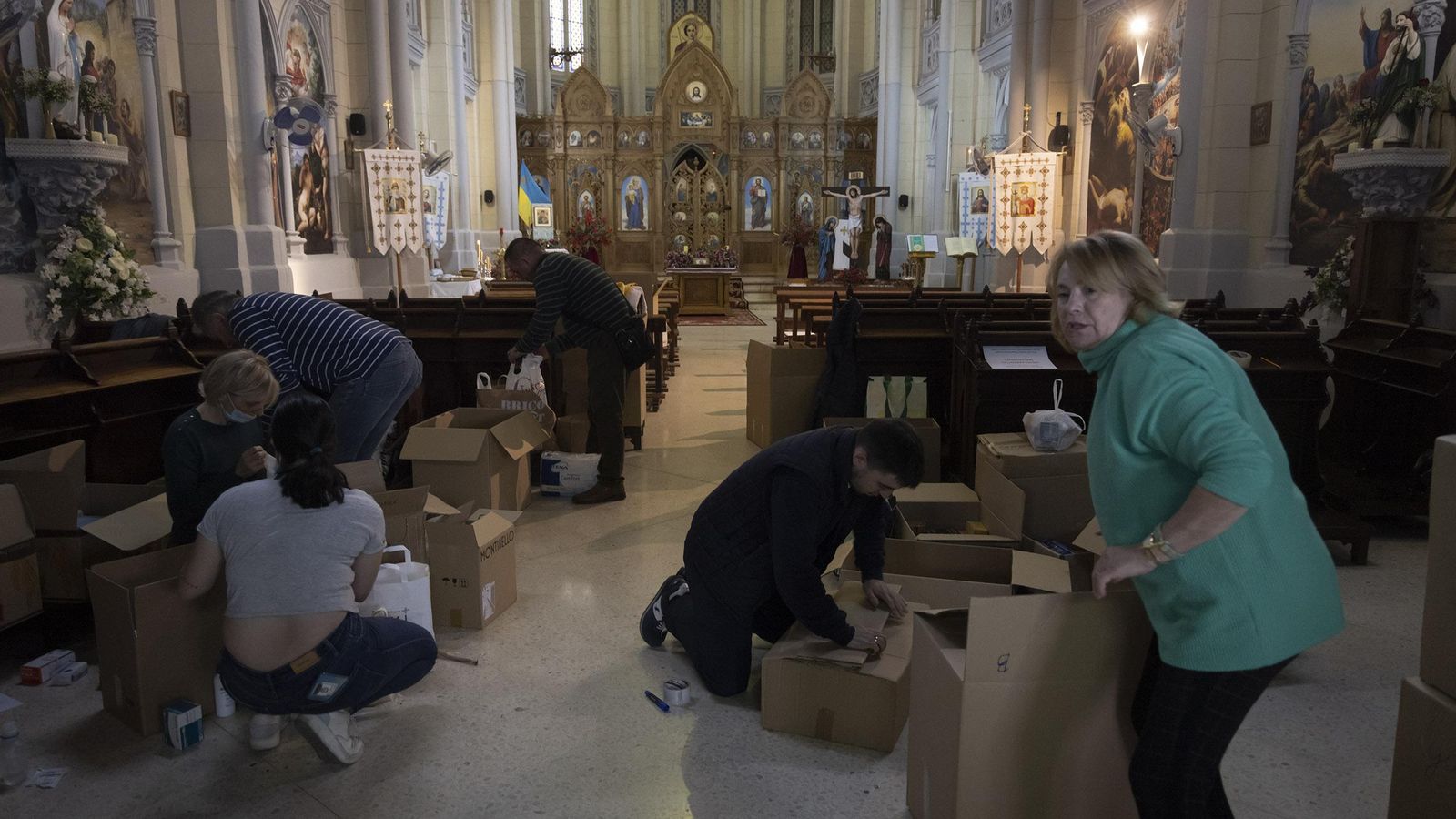 Varias personas preparan paquetes de ayuda.