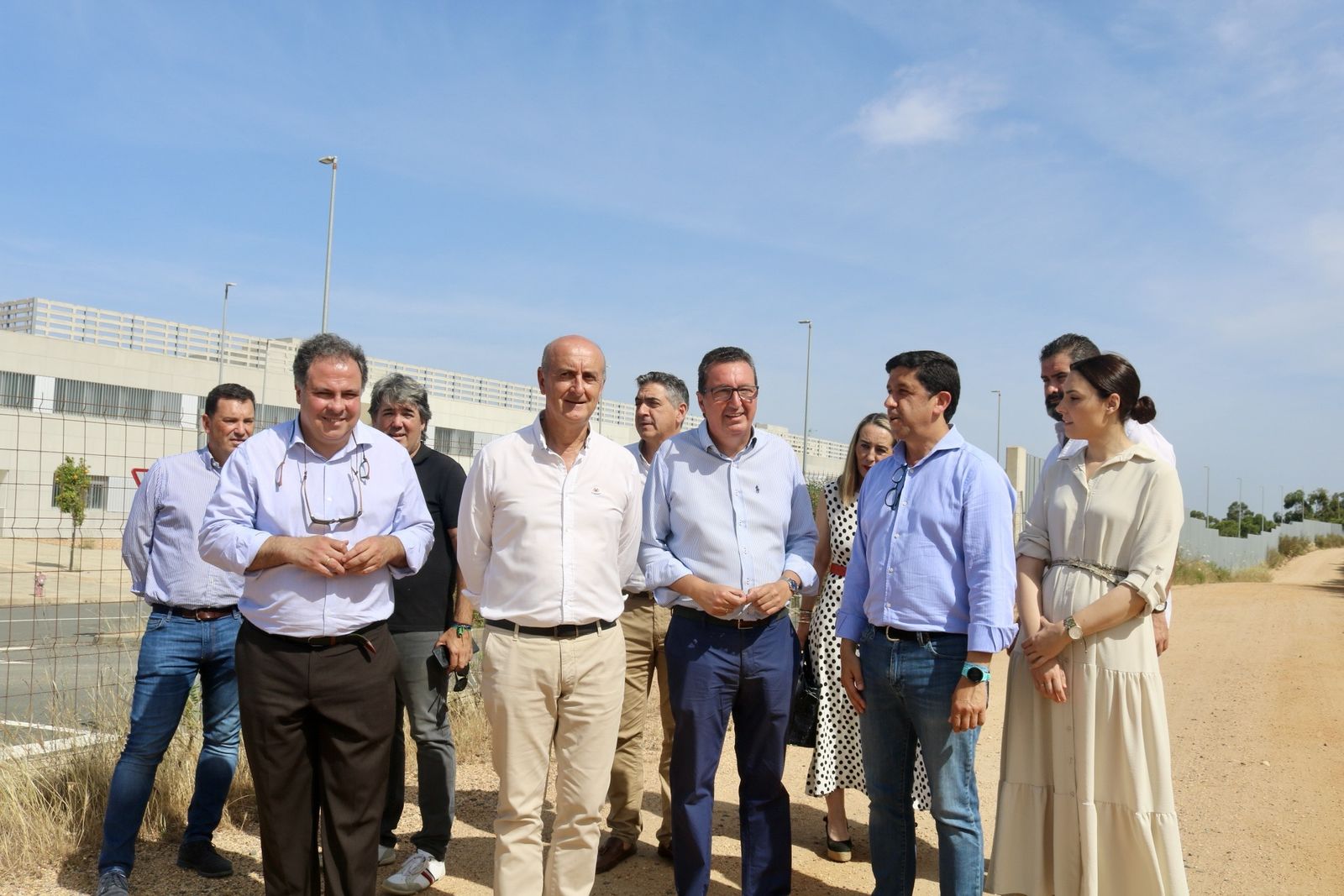 Visita de los populares al edificio del hospital de la costa.