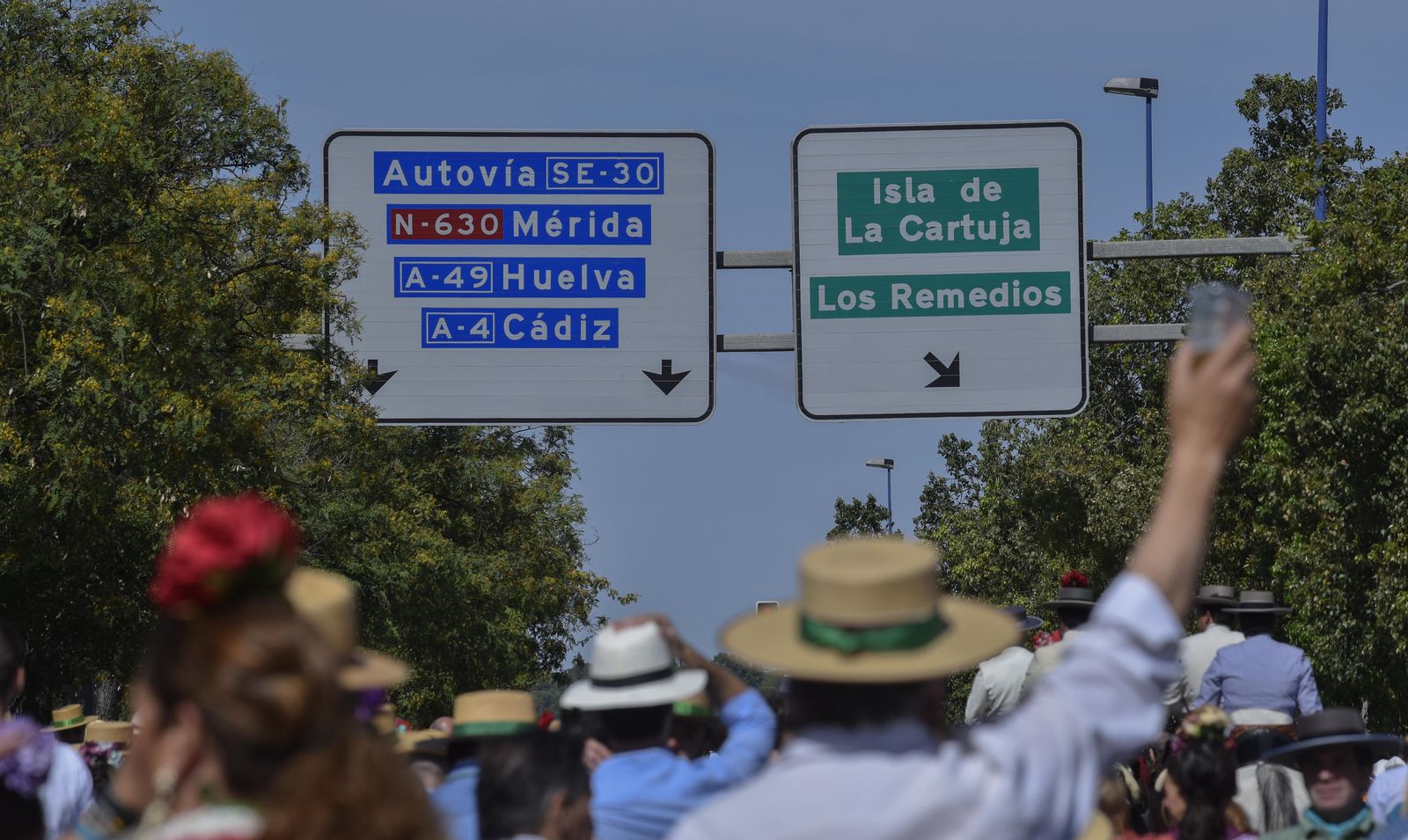 Peregrinos de Triana salen del antiguo arrabal en busca de las arenas.