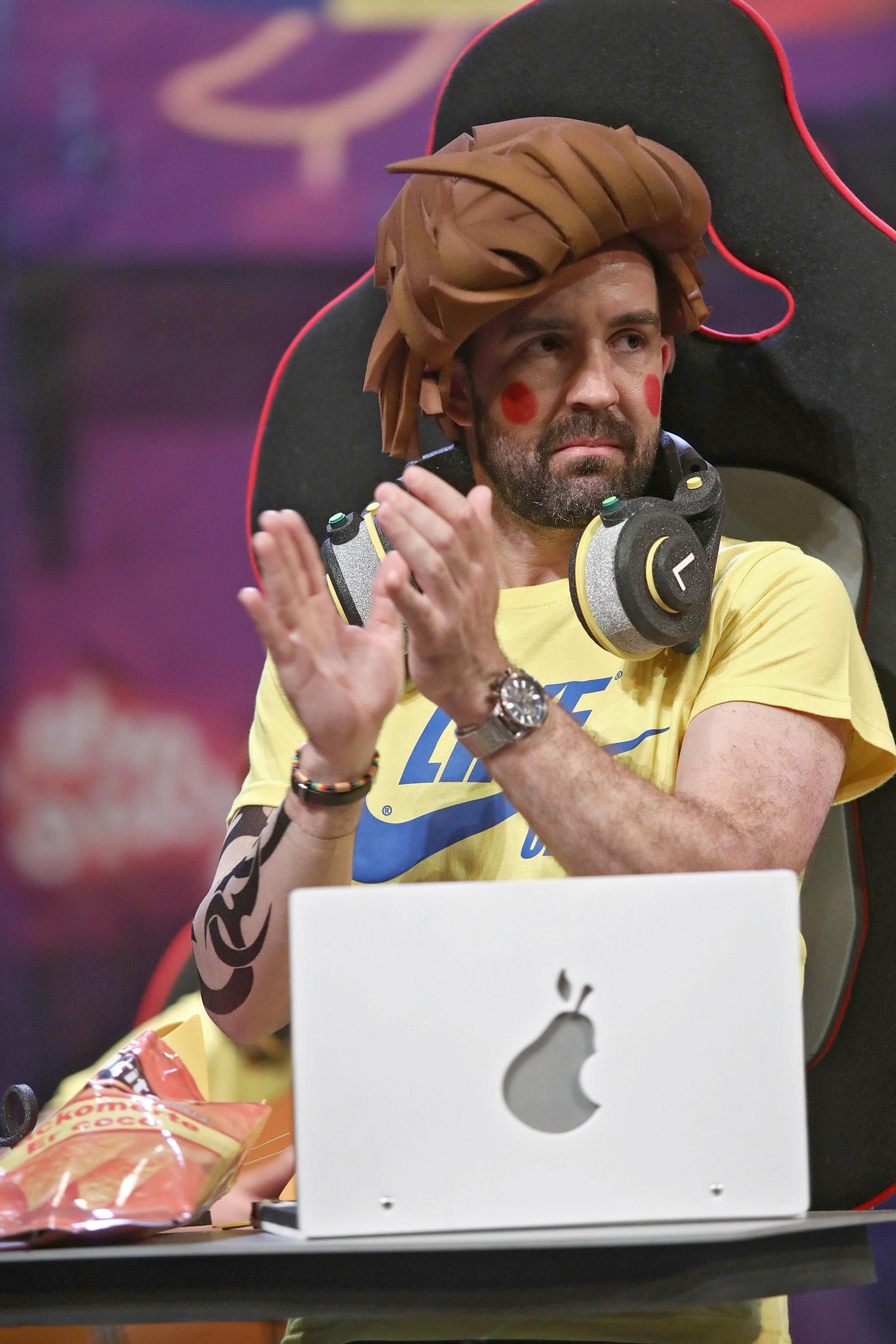 Actuación de la chirigota 'Los que comen de las visitas'