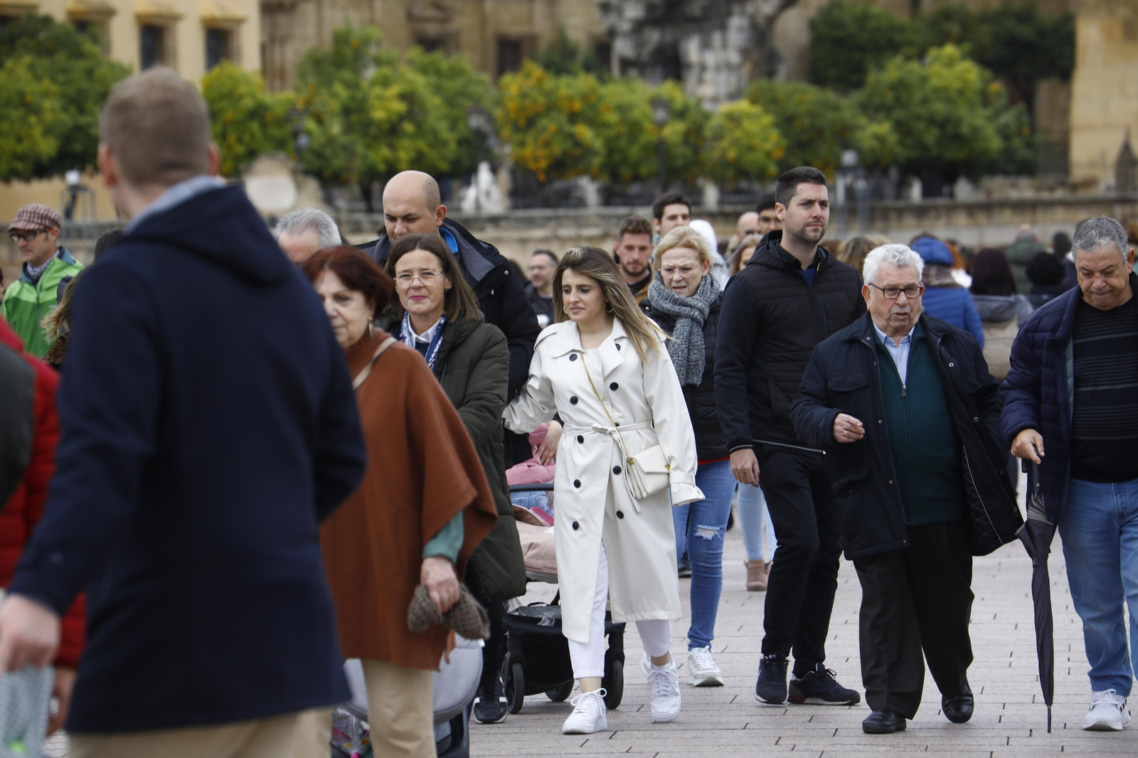 Los turistas abarrotan Córdoba por el Día de la Constitución, en imágenes