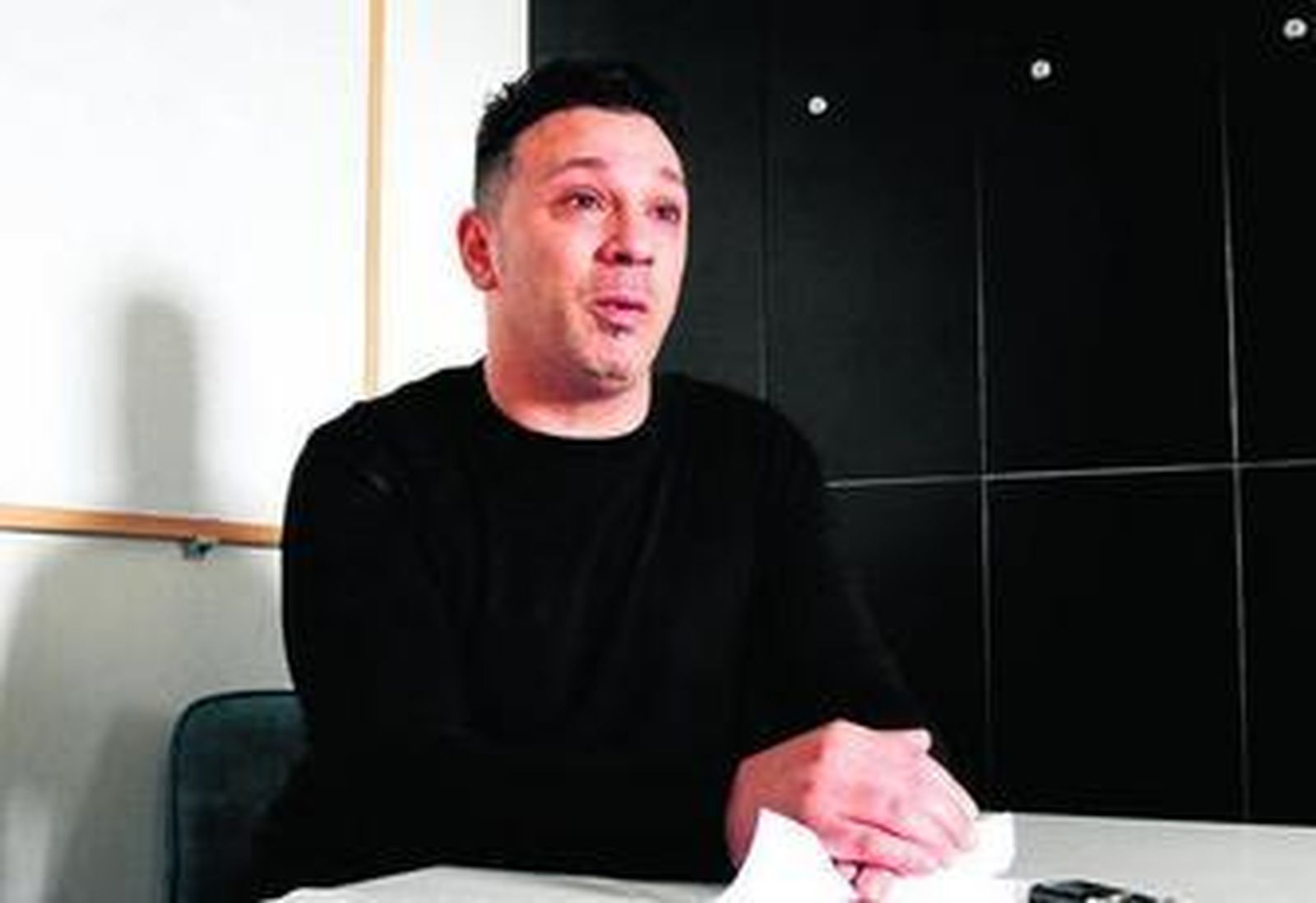 Fernando Palacios, ayer, durante la entrevista en su salón de belleza.