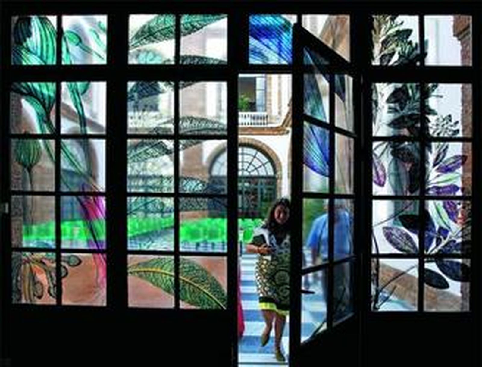 Vidrieras decoradas de la Diputación provincial con motivo de la exposición de Mutis.