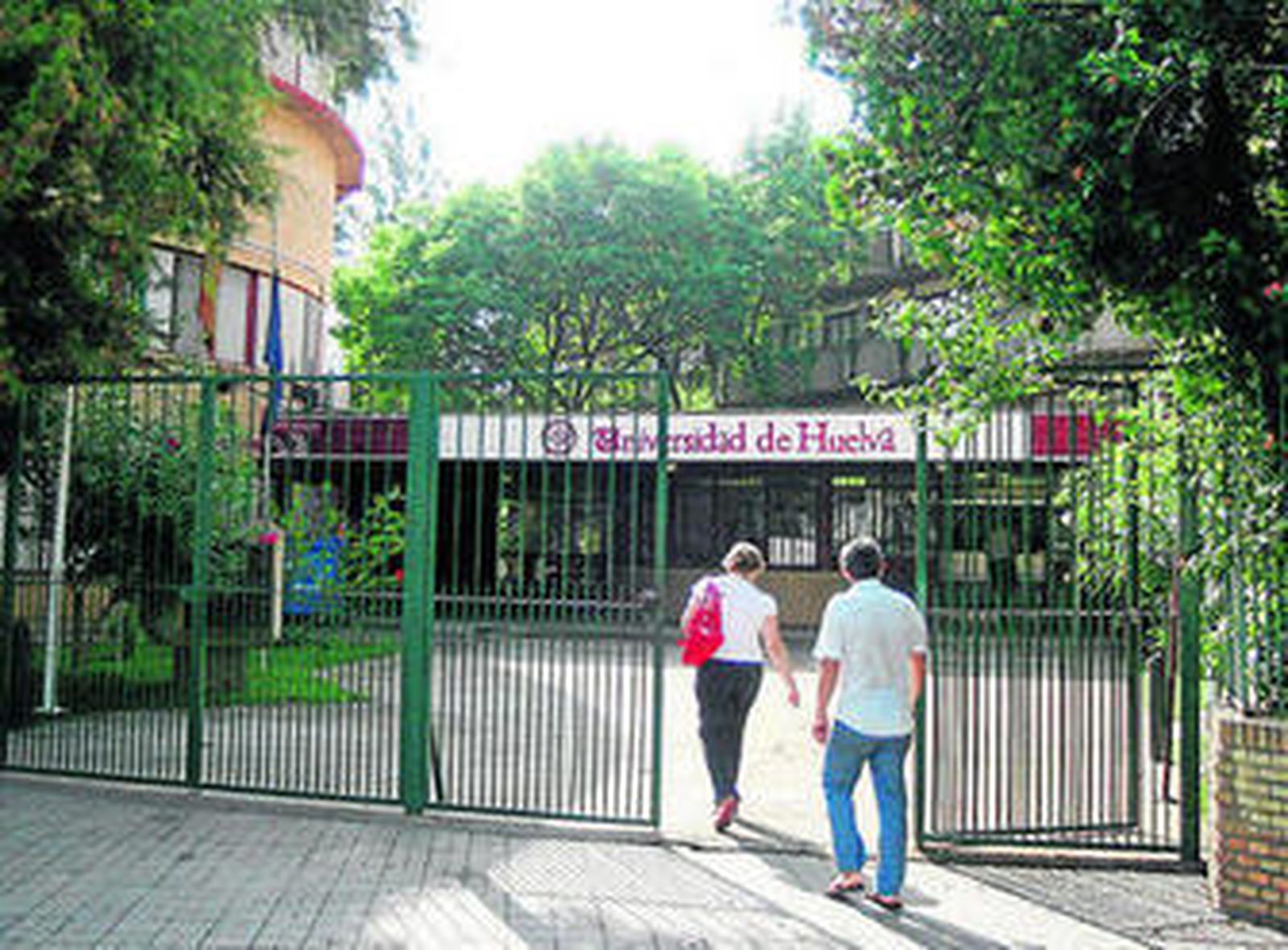 Alumnos de la UHU accediendo al Campus de Cantero Cuadrado.