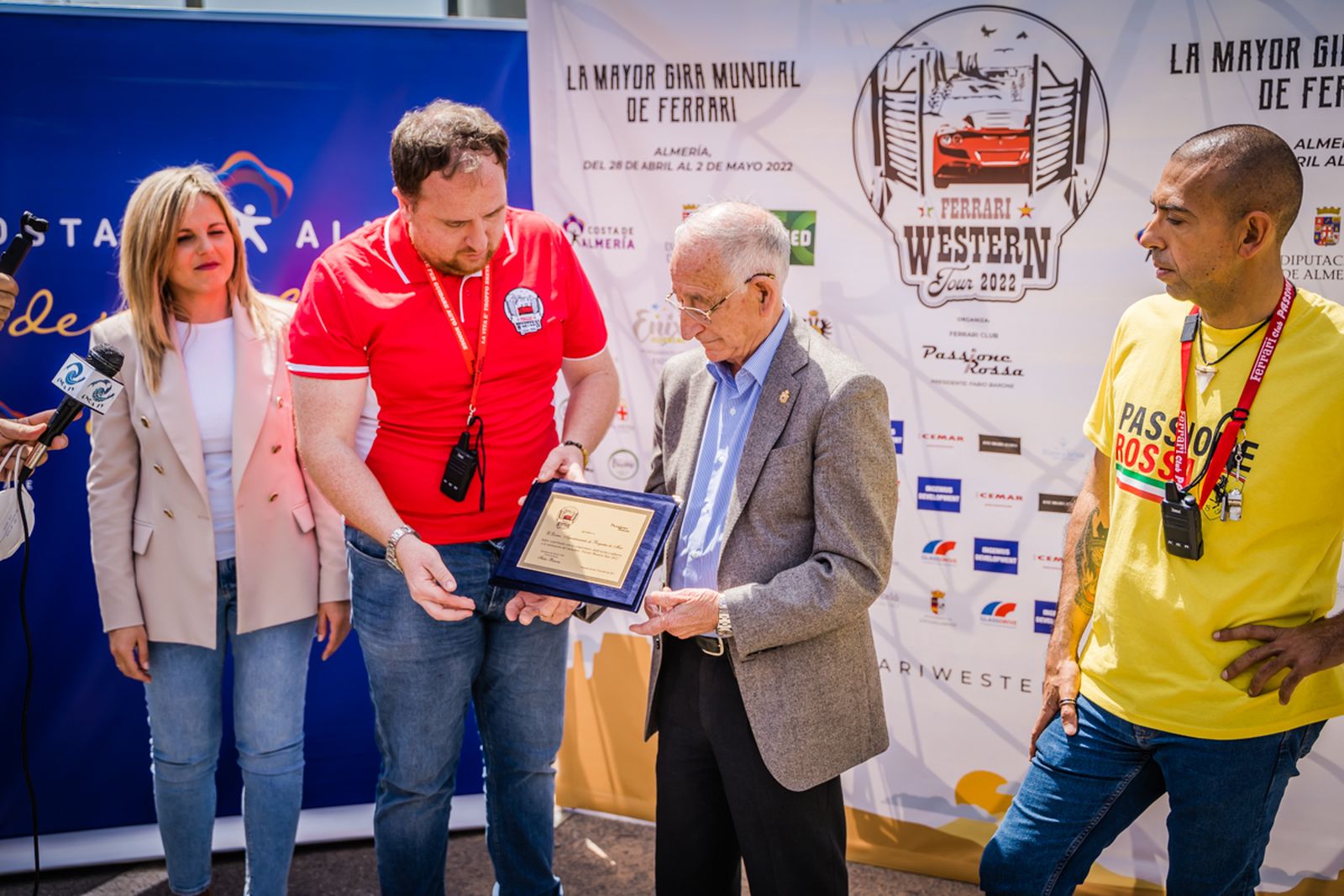 En imágenes: Los Ferrari conquistan Roquetas de Mar