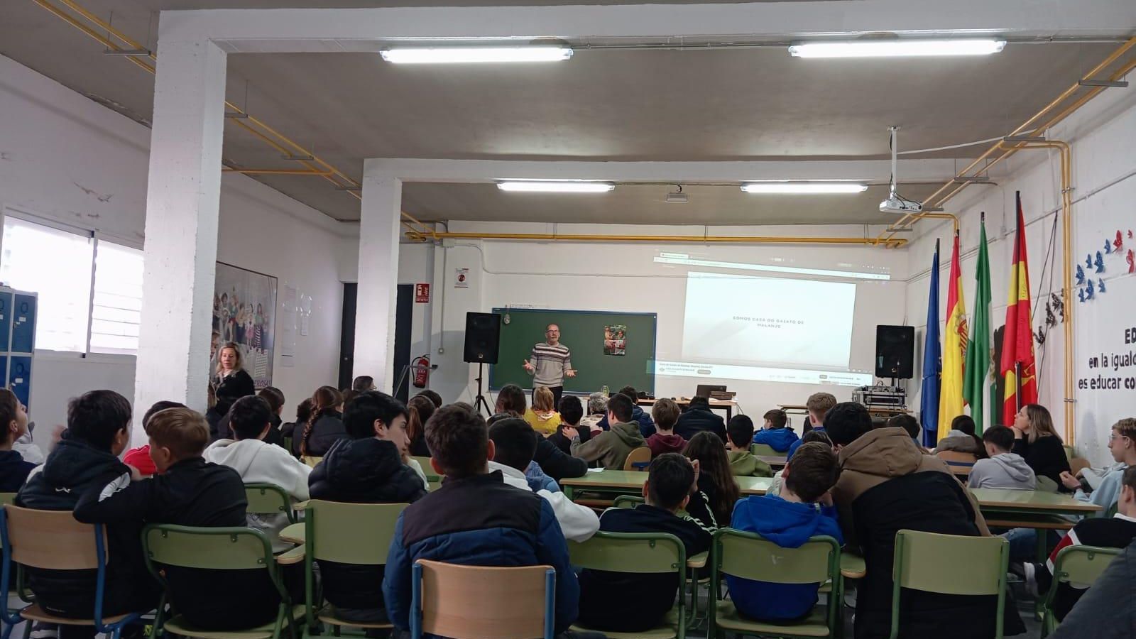 Rafael Santos Rodriguez realizando actividades relativas a la campaña en un colegio de la provincia de Huelva. Rafael Santos Rodriguez realizando actividades relativas a la campaña en un colegio de la provincia de Huelva.