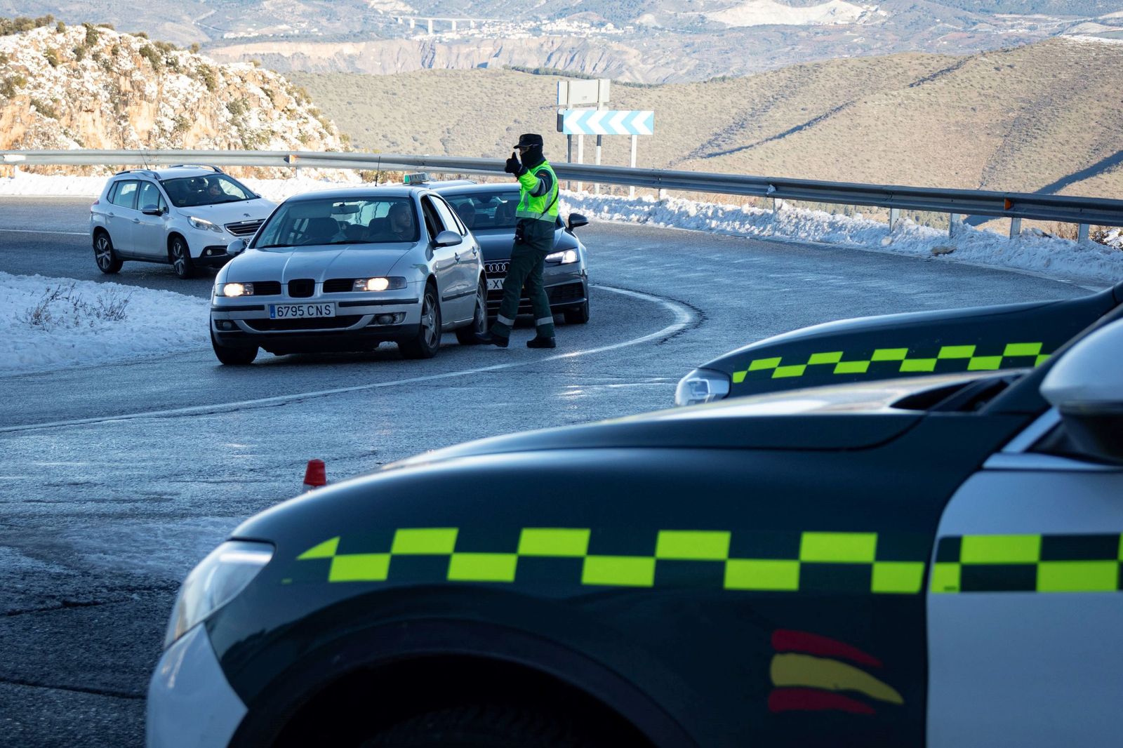 Control de la Guardia Civil en el acceso a la Sierra en días recientes.