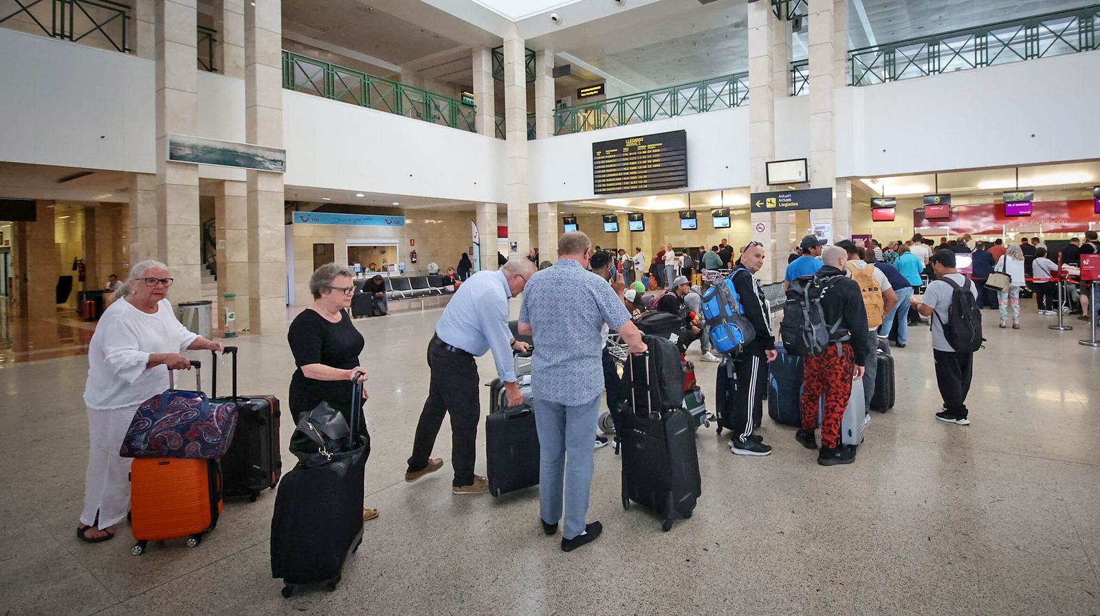Cola de pasajeros afectados por la cancelación de un vuelo en el Aeropuerto de Jerez