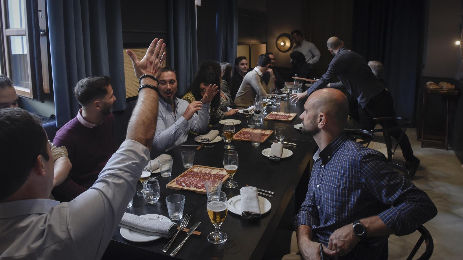 Un grupo disfruta de la comida en La Lola de Javi Abascal.