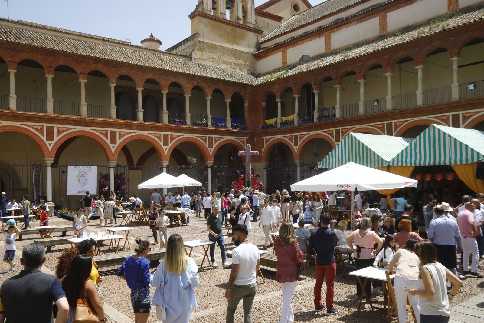 Los turistas abarrotan las calles y Las Cruces de Córdoba, en imágenes