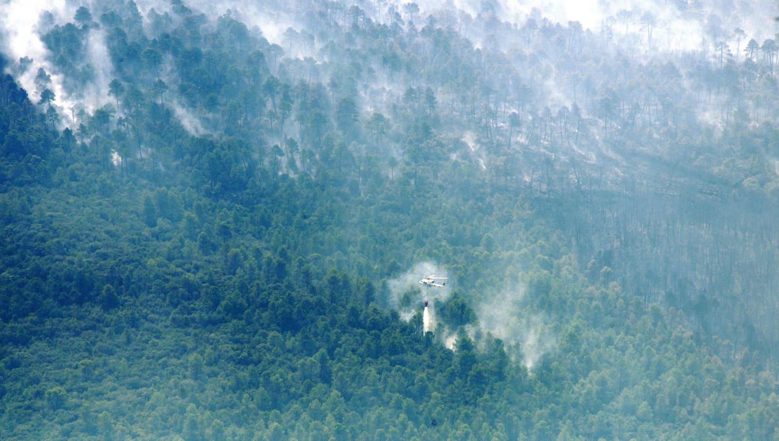 Labores de extinción en el incendio de Segura de la Sierra