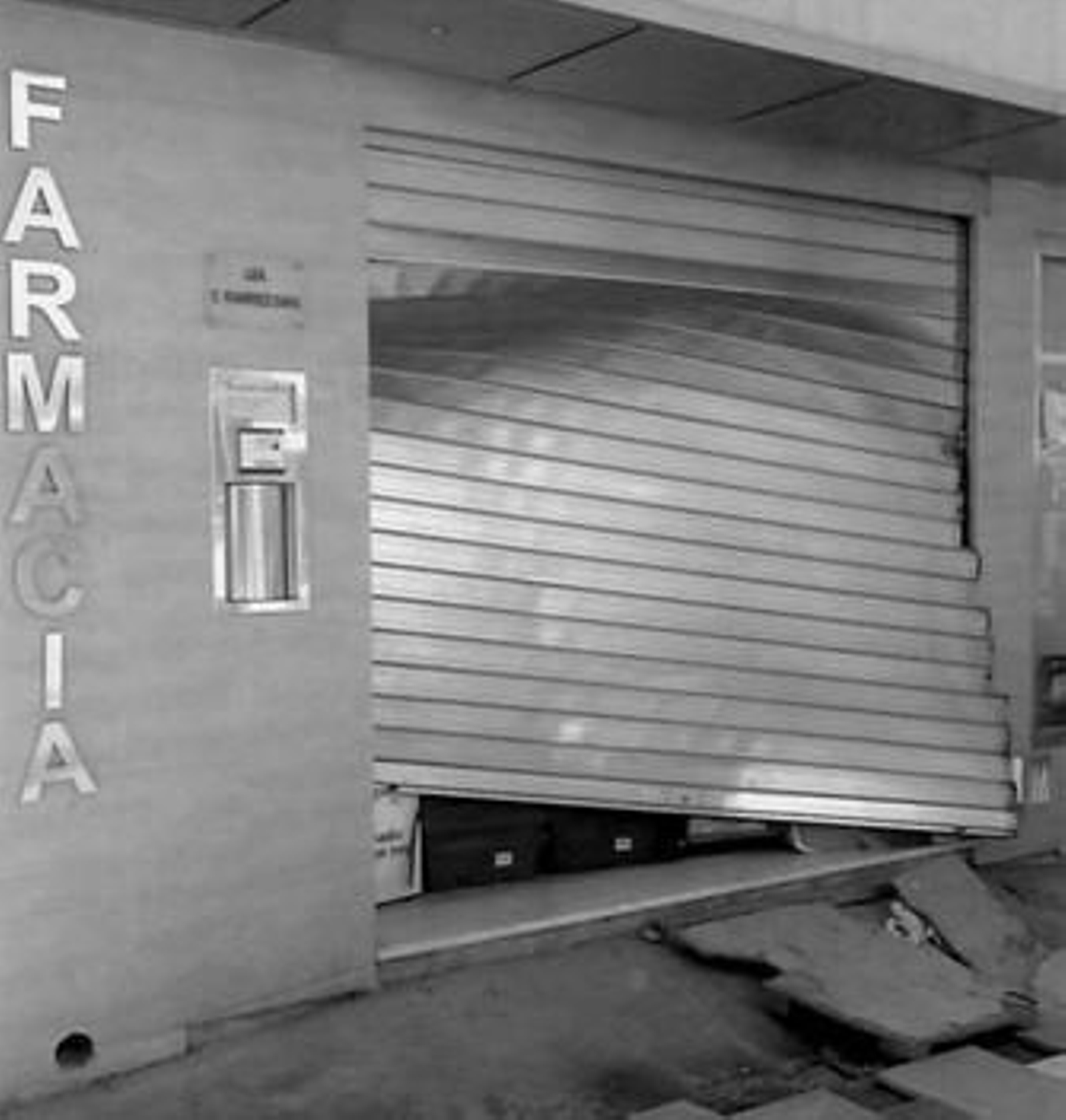 Así quedó la reja de la farmacia tras recibir el impacto de un coche.