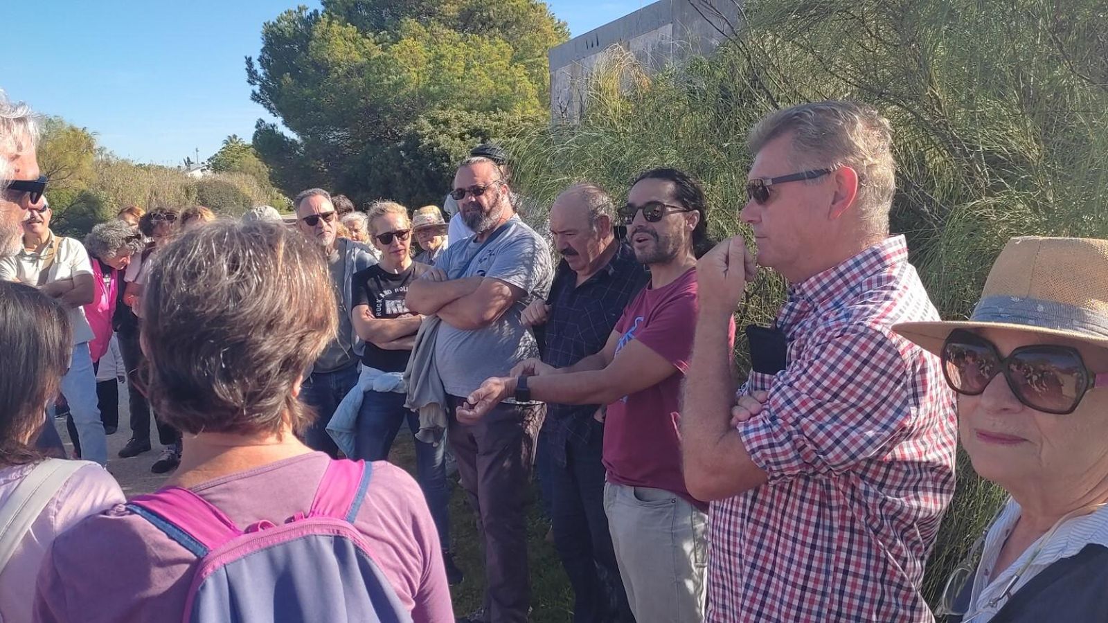 Otro de los momentos del recorrido explicativo, organizado por Ecologistas en Acción.
