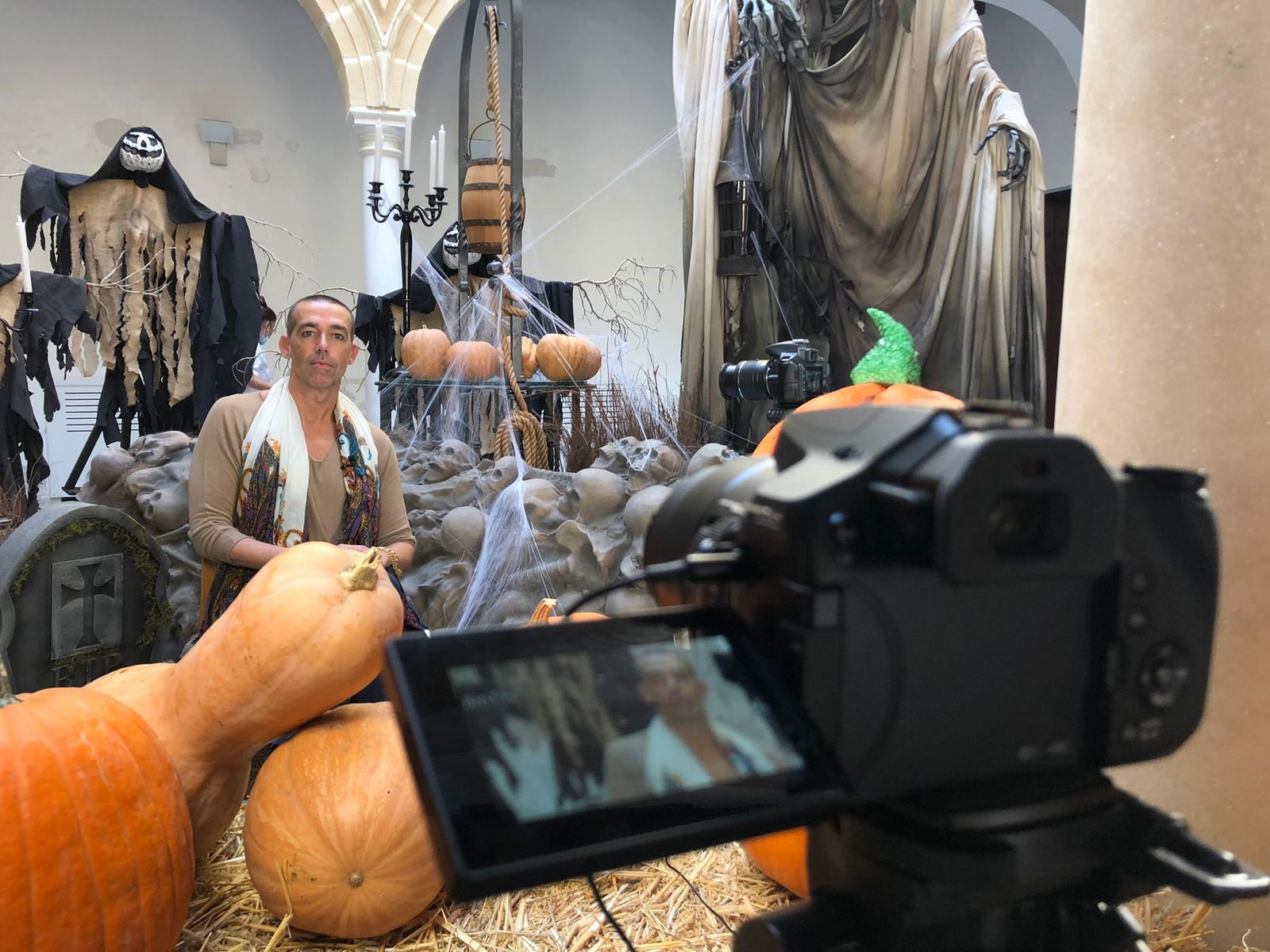 David Calleja, en el Palacio de Purullena decorado para la ocasión.