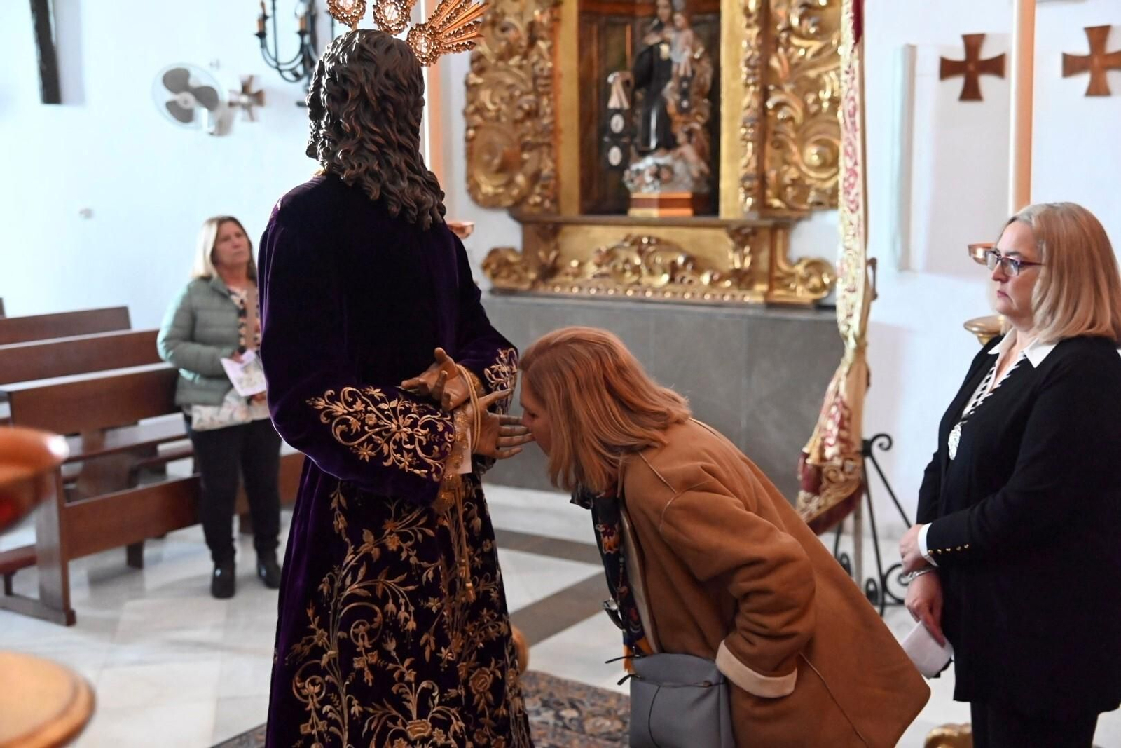 Un momento del besamanos del Cristo del Perdón. Un momento del besamanos del Cristo del Perdón.