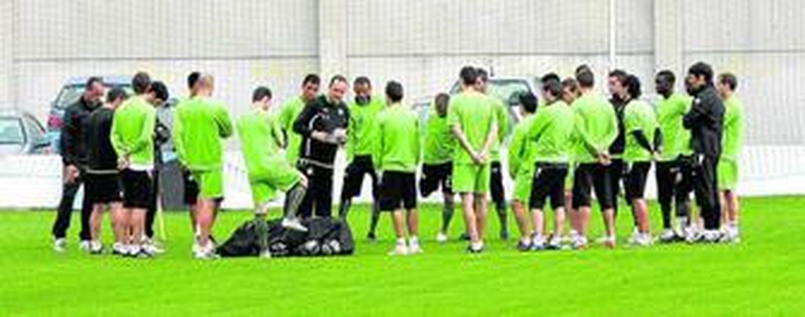 Víctor Fernández dialoga con su plantilla antes de comenzar el entrenamiento.
