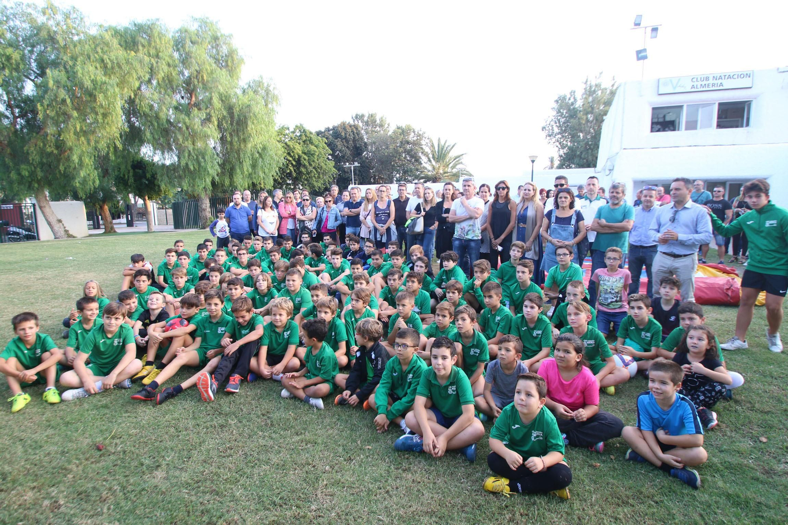 Padres y madres con sus hijos esta tarde a las puertas del Club Natación Almería.