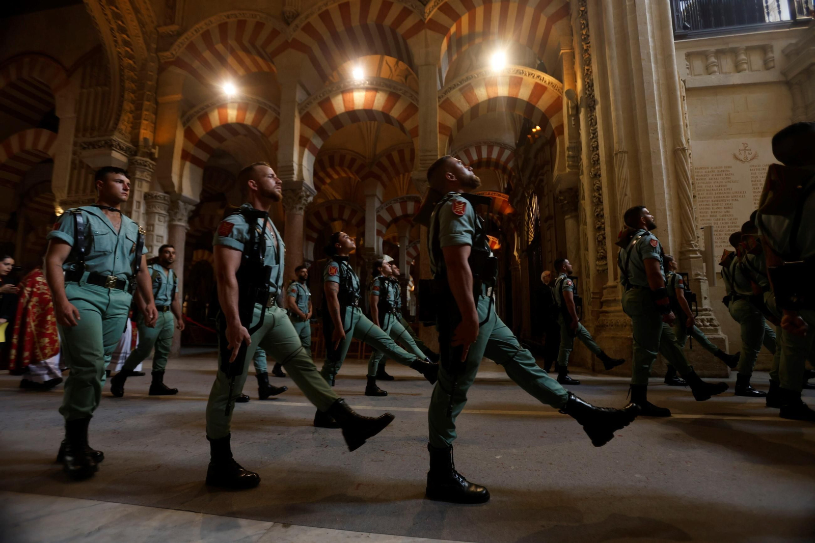El vía crucis de la Caridad con la Legión en el Viernes Santo de Córdoba, en imágenes