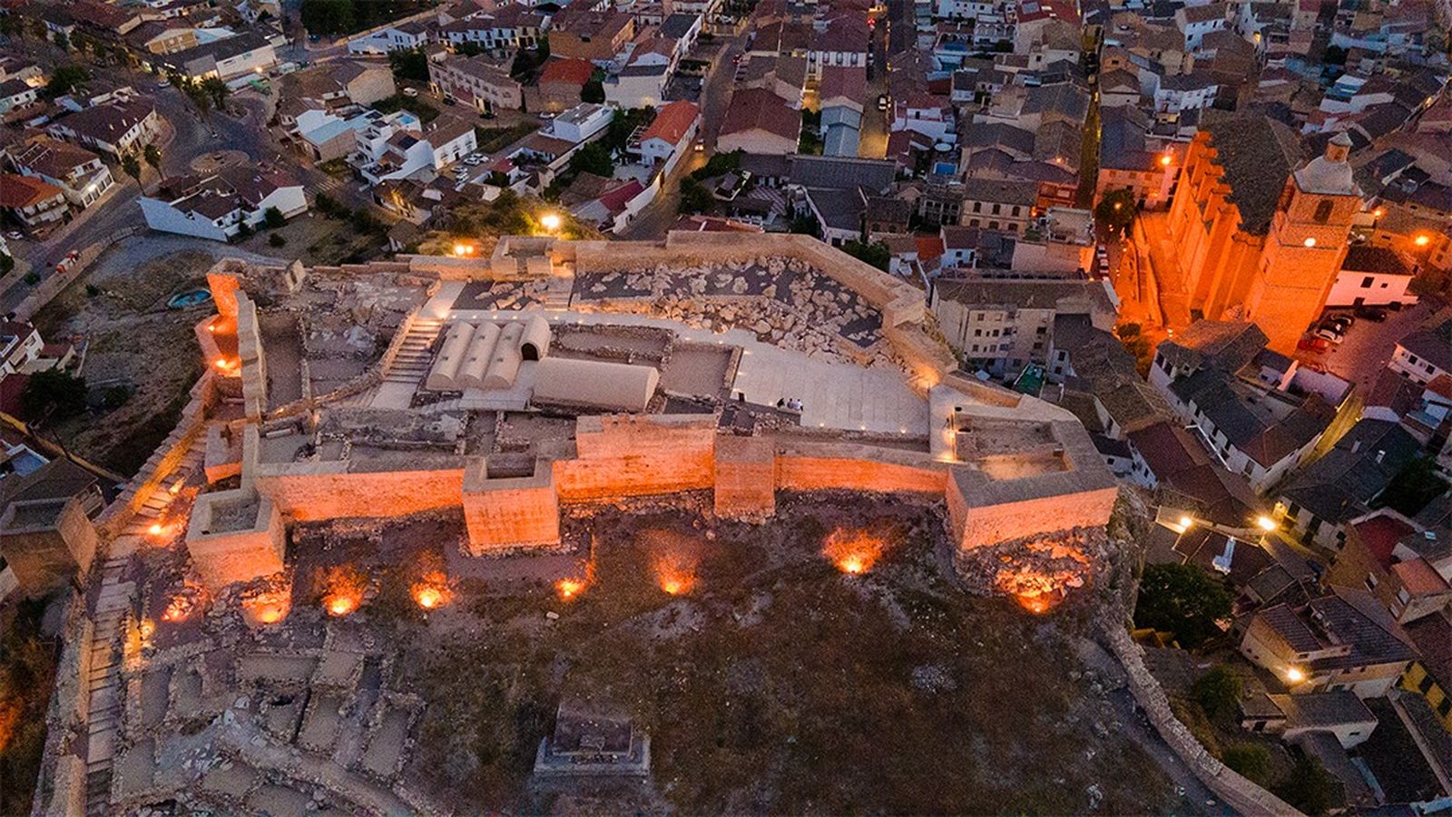 Imagen del castillo con la iluminación nocturna.