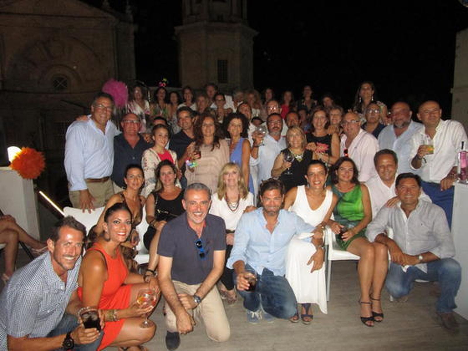 Inmaculada Estevez, rodeada de todo el grupo de invitados, que acudieron a la fiesta sorpresa de cincuenta años, en el ático del hotel La Catedral, organizada por Chelo Sánchez-  Foto: Ignacio Casas de Ciria