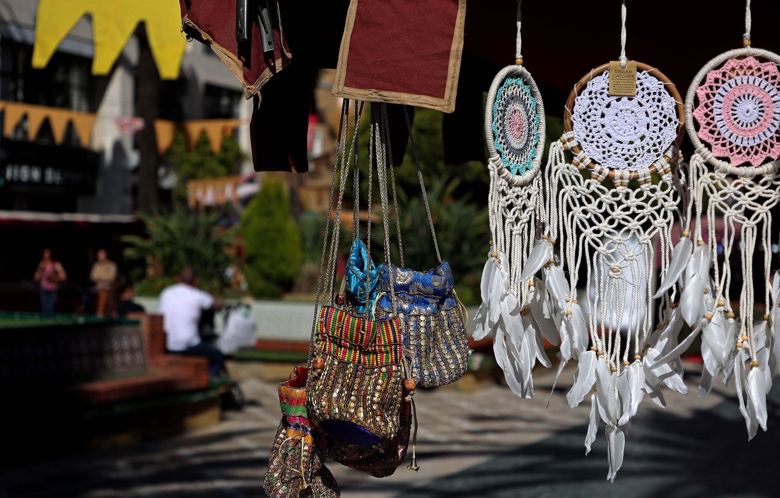 El mercadillo hippie de la Fiesta de la Primavera de La Línea, en imágenes