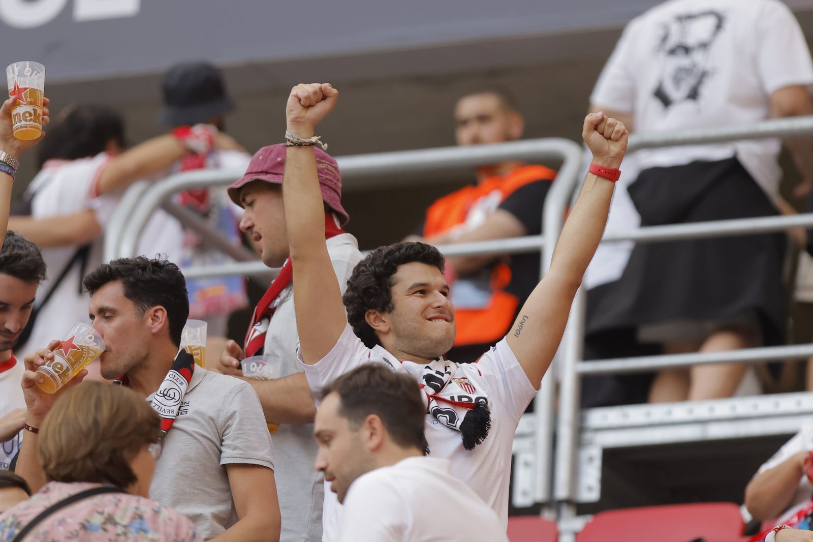 Búscate en las fotos del Sevilla-Roma