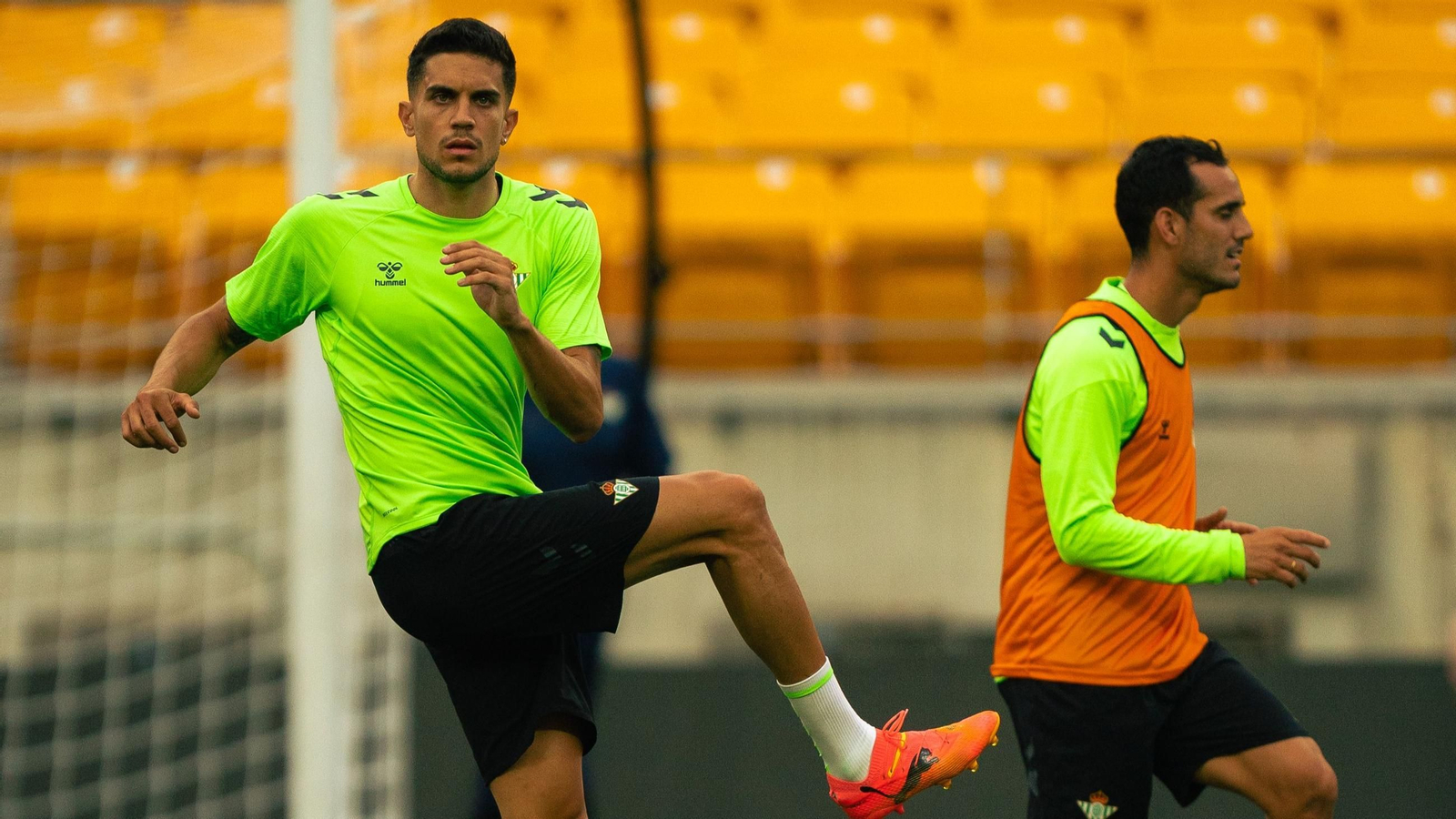 Marc Bartra y Juanmi durante un entrenamiento en Estados Unidos