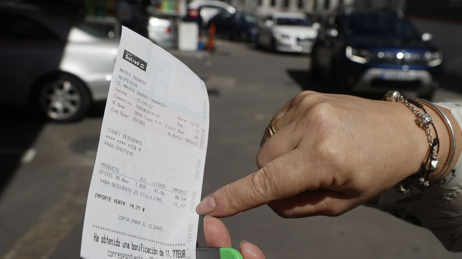Una mujer muestra el descuento aplicado en su factura