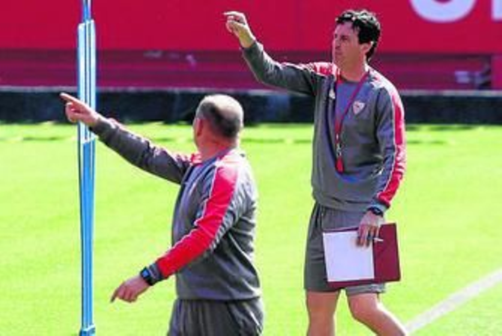 Unai Emery realiza una indicación junto a Dimitri Cheryshev.