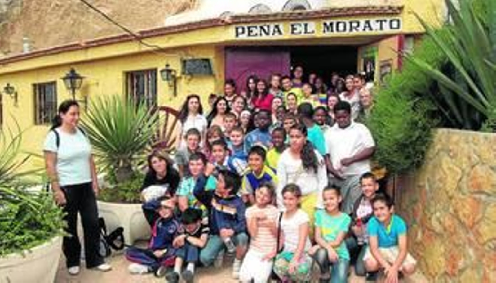 Los alumnos del Colegio Virgen del Rosario de Roquetas a las puertas de la Peña El Morato.