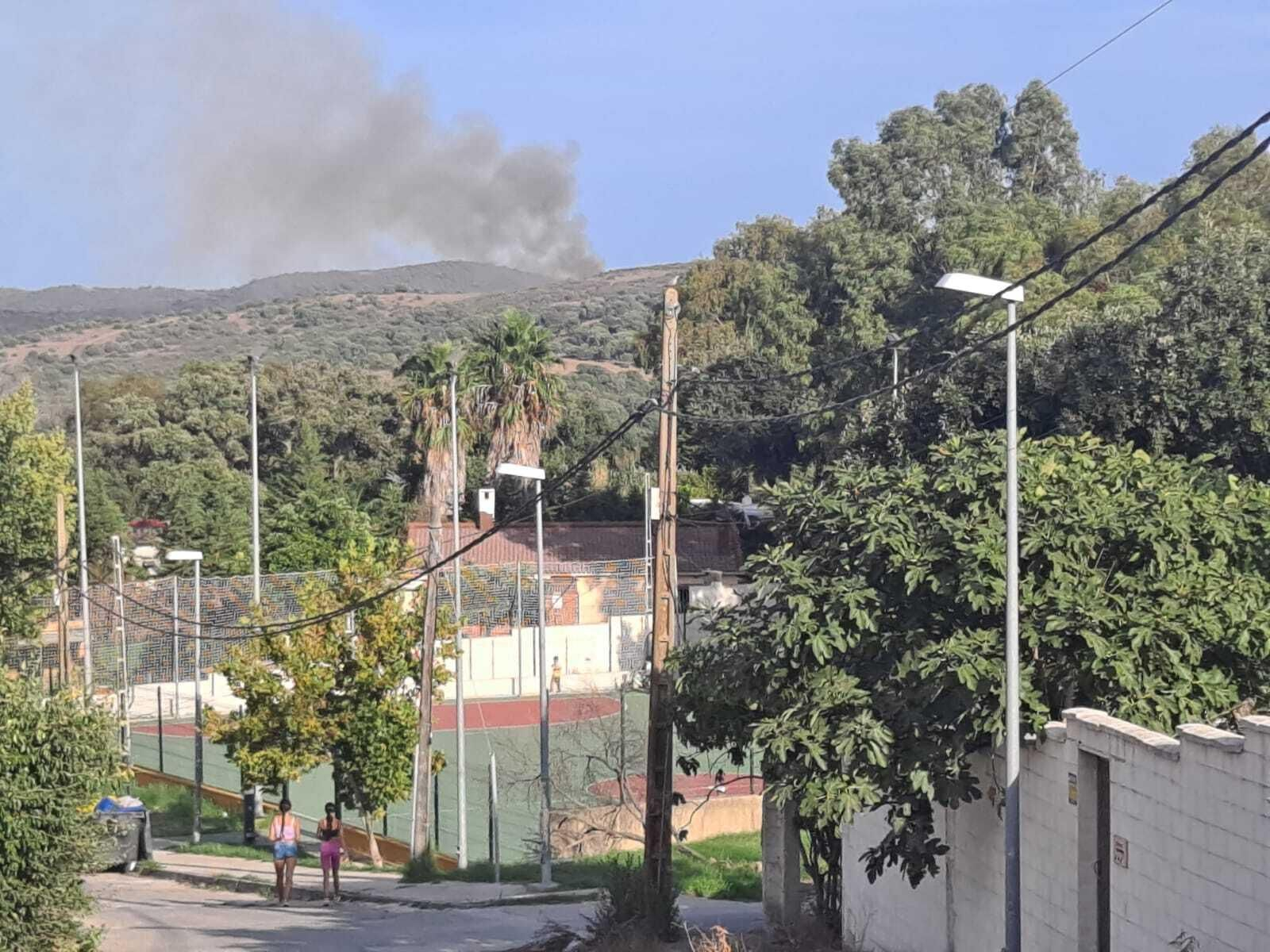 Las fotos del incendio entre las Pantallas y la Marchenilla, en Algeciras